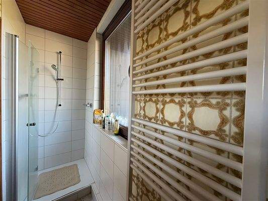 Bad mit Dusche und Fenster