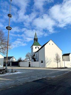 Freiplatz vor dem Gebäude