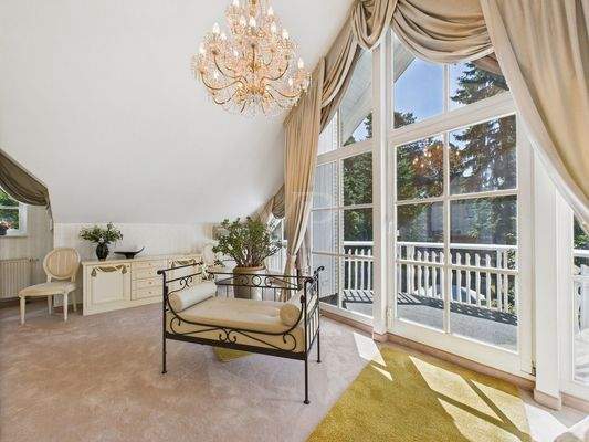 Schlafzimmer mit Ankleide und Balkon im OG