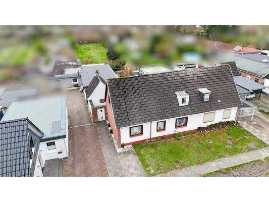 Vorderansicht mit Grundstück