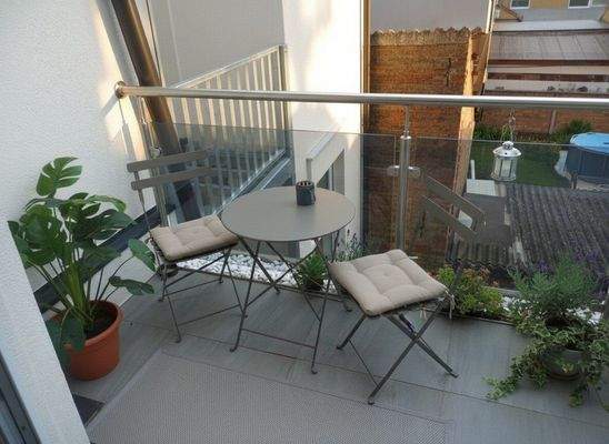 Balkon: KI generierte Einrichtung