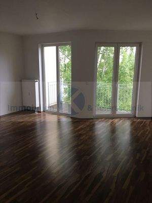 Wohnzimmer mit großer Fensterfront