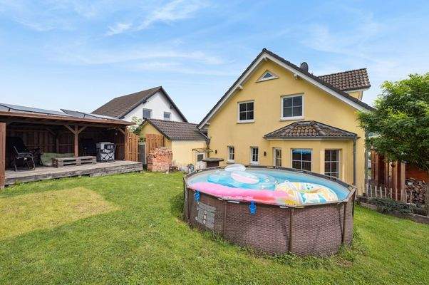 Gartenidylle mit Pool & Sauna