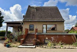 Ansicht Haus Gartenseite mit Terrasse