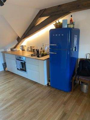 Moderne Küche mit Smeg-Kühlschrank