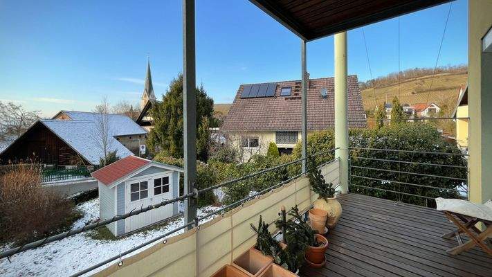 Vom Balkon im Obergeschoss genießt man einen herrlichen Blick auf die nahegelegenen Weinberge