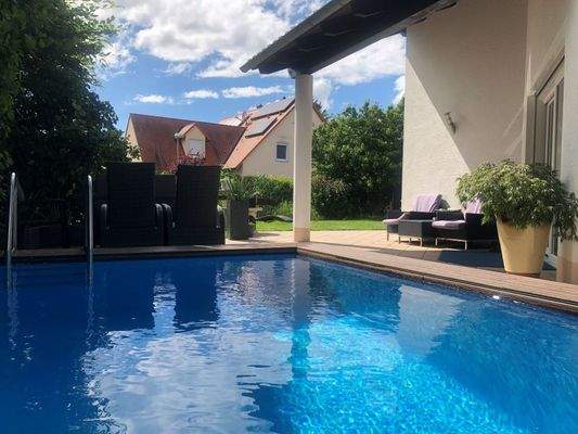 Pool_mit_Garten_und_Terrasse