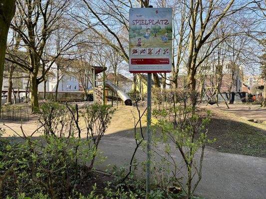 Spielplatz direkt hinter dem Haus
