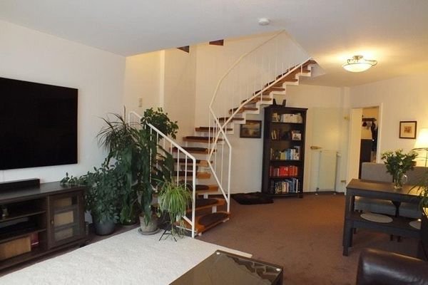 Wohnzimmer mit Treppe zum Ateliere.jpg