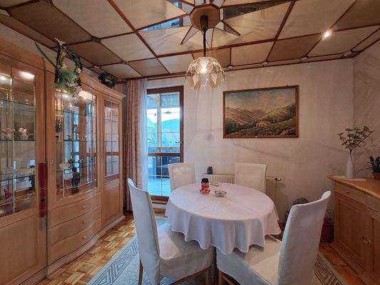 Eßzimmer mit Tür zum Wintergarten 