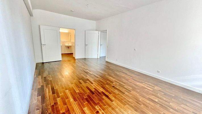 Schlafzimmer mit Zugang zum Bad