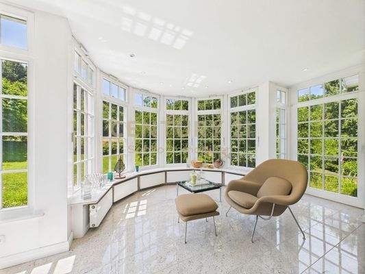 EG Runderker mit Blick in den Garten