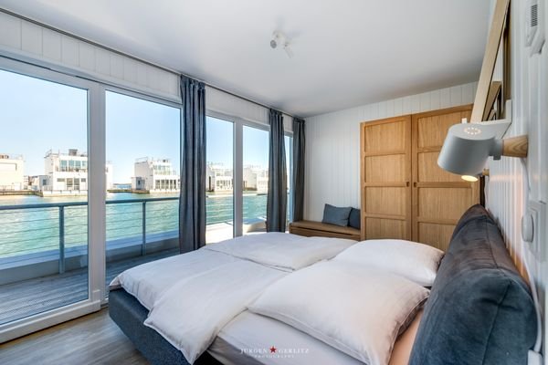 Schlafzimmer mit Blick auf das Wasser