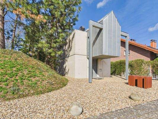 Atelierhaus -Außensicht -2-