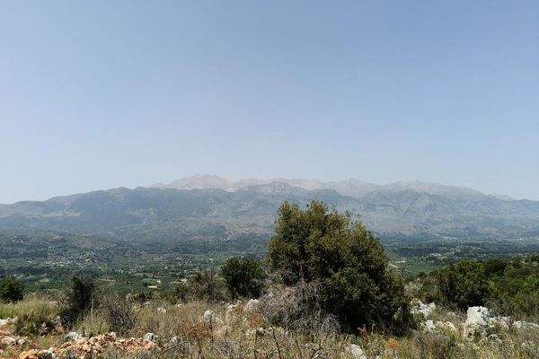 Kreta, Litsarda: Ruhiges Grundstück mit Baugenehmigung und atemberaubender Aussicht auf die Landschaft zu verkaufen
