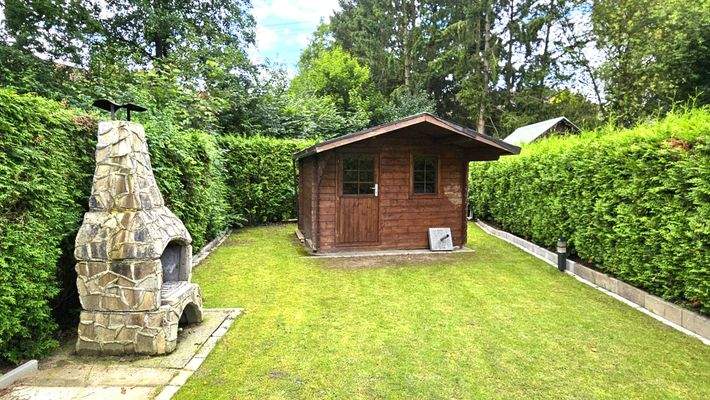 Gartenhaus + Außenkamin.JPG