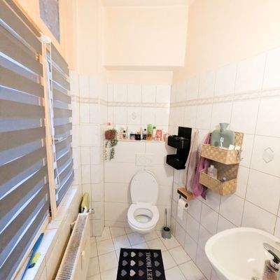 Helles Badezimmer mit Fenster