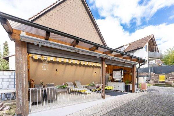 Outdoor Lounge mit warmem Ambiente