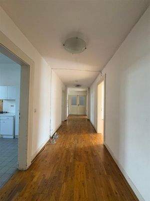 Blick in den Flur zur Wohnungstüre ...