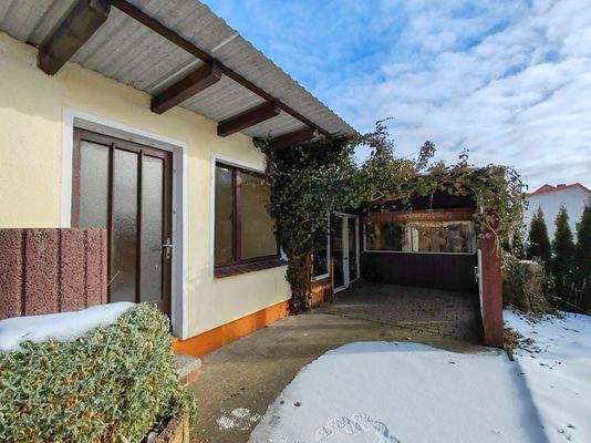 Gartenhaus mit überdachter Terrasse