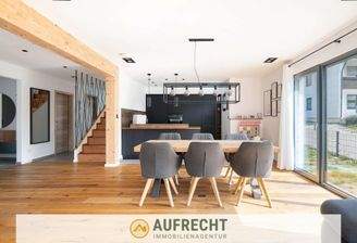 lichtdurchfluteter Wohn-, Koch-, Essbereich