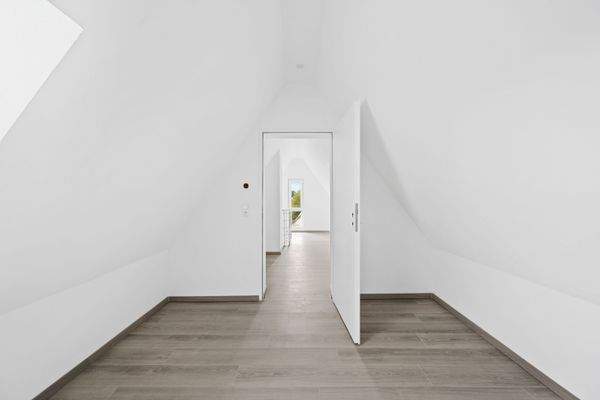 DG (links) | Büro/ Schlafzimmer (2)