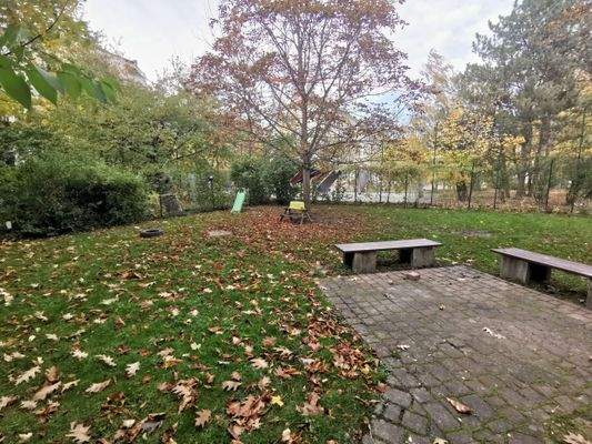 Großer grüner Hinterhof