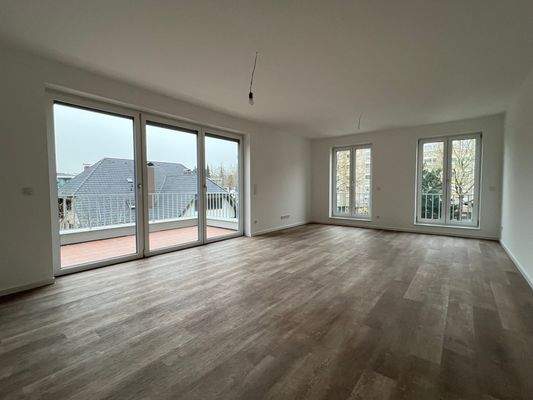 Helles Wohnzimmer mit Balkon