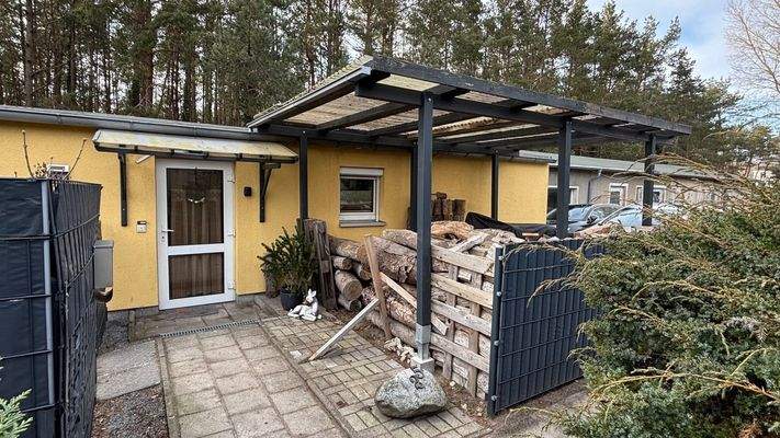 Eingangsbereich und Carport