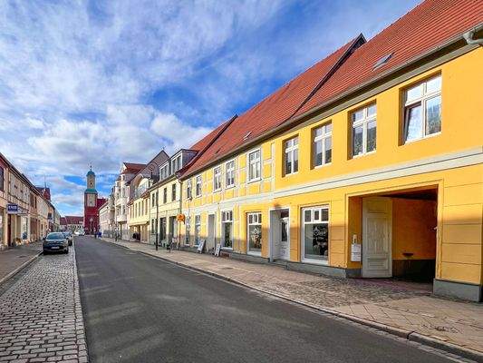 Straßenansicht mit Blick auf das Rathaus