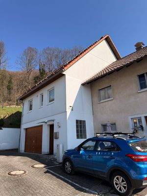 Hausansicht mit Stellplatz.jpg