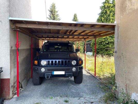 Carport auf dem Grundstück