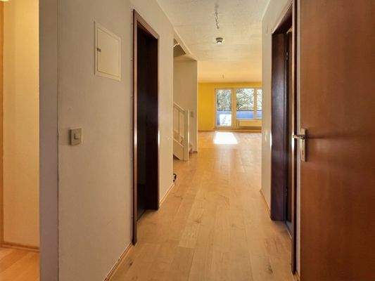 Flur mit Einbauschrank und Abstellkammer