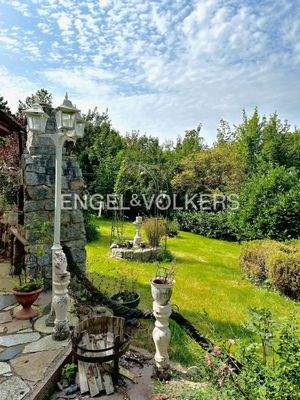 Blick von der Terrasse in den Garten