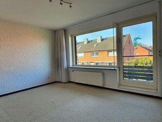 großes Schlafzimmer mit Balkon