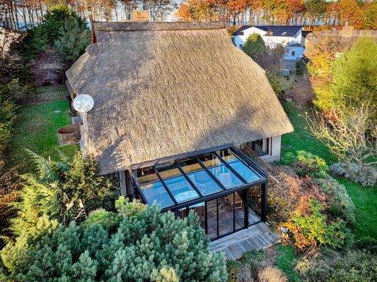 Außenansicht des Wintergartens aus der Vogelperspektive mit Blick zur Ostsee im Hintergrund