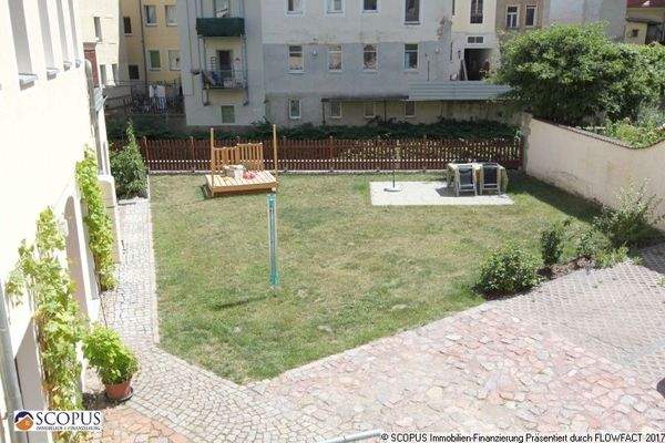 Innenhof mit Sitzmöglichkeit