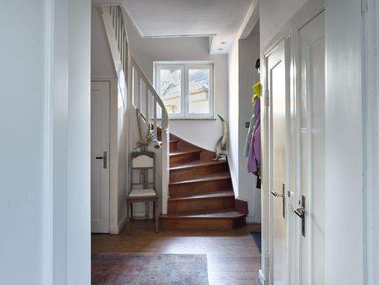 3. Eingangsbereich mit Treppenaufgang ins Obergeschoss.jpg