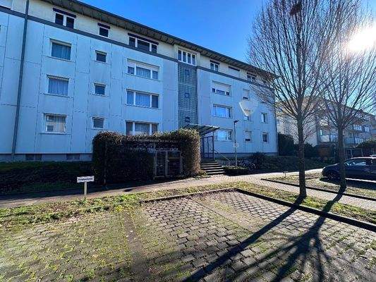 Hausansicht mit Stellplatz