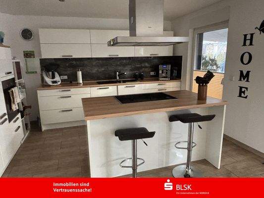 Einbauküche mit freistehendem Herd