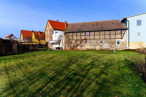 Garten mit Blick zum Haus