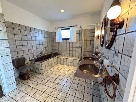 Wannen- und Duschbad mit WC