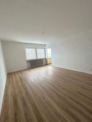 Helles Wohnzimmer mit Balkon