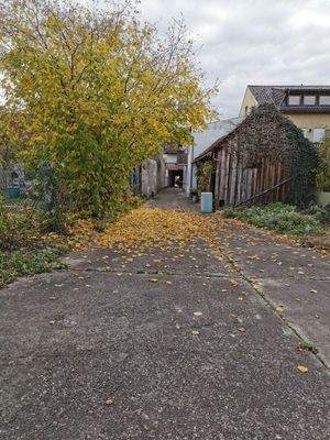 Innenhof mit Blick zum Wohngebäude