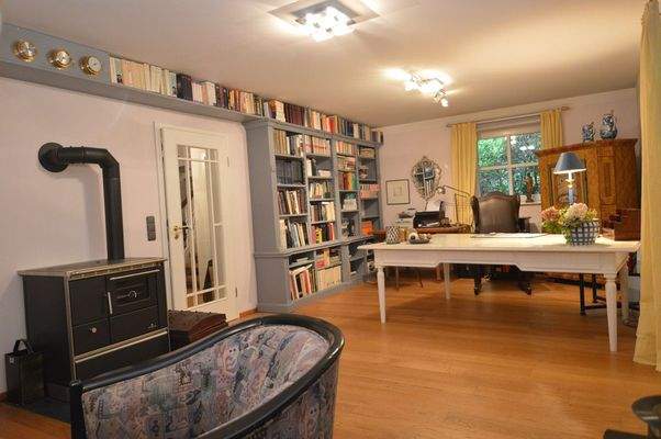 Bibleothek-Büro UG mit Holzofen