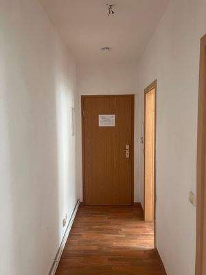 Heller Flur mit Holzboden