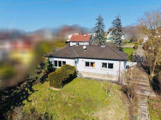 Südansicht von den Gebäuden mit Grundstück