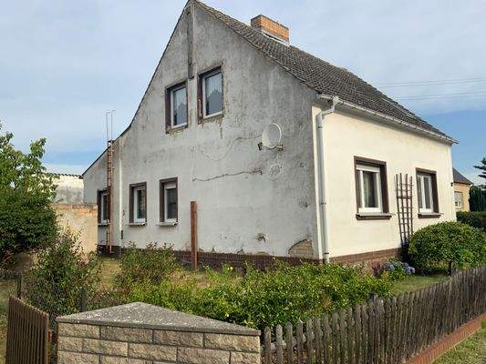 Wohnhaus Straßenansicht