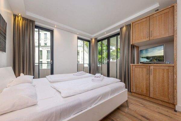 Schlafen 2 mit Balkonzugang und eigenem Bad  