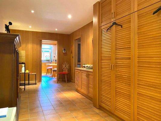 Großzügige Diele mit Gaderrobe